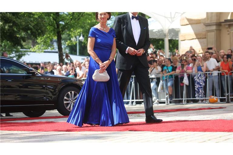 Charlotte und Friedrich Merz bei ihrer Ankunft.