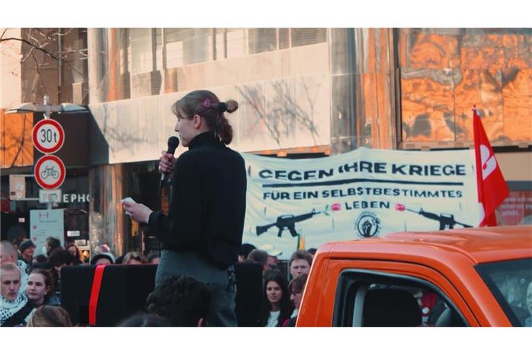Charlotte vom Orgateam der „Gen Z regelt“ Stuttgart bei einer anderen Kundgebung auf dem Wagen - der Verfassungsschutz hat ein Auge auf ihre Organisation, die Internationale Jugend.
