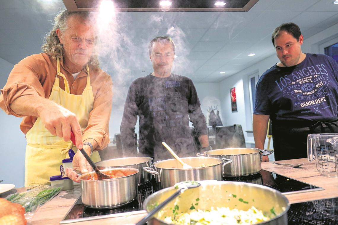 Charly, Michael und Jochen (von links) sind keine Anfänger. Routiniert schnippeln und kochen sie, was das Zeug hält. Fotos. A. Becher