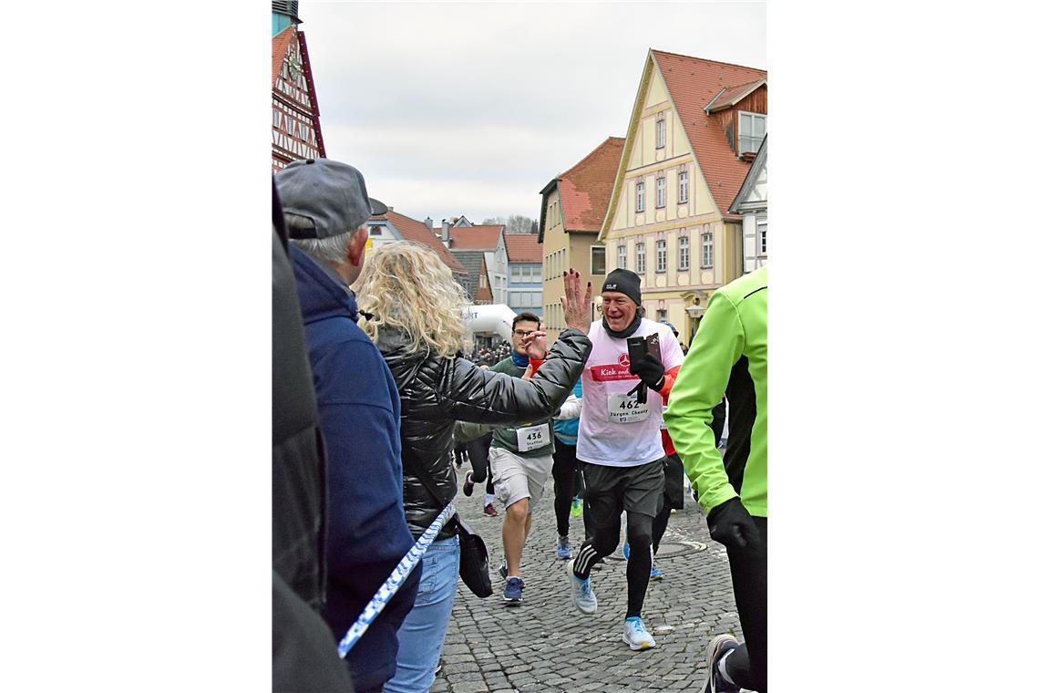 "Cheasy" wird umjubelt  beim 10 km-Lauf. Silvesterlauf in Backnang 2025. SP