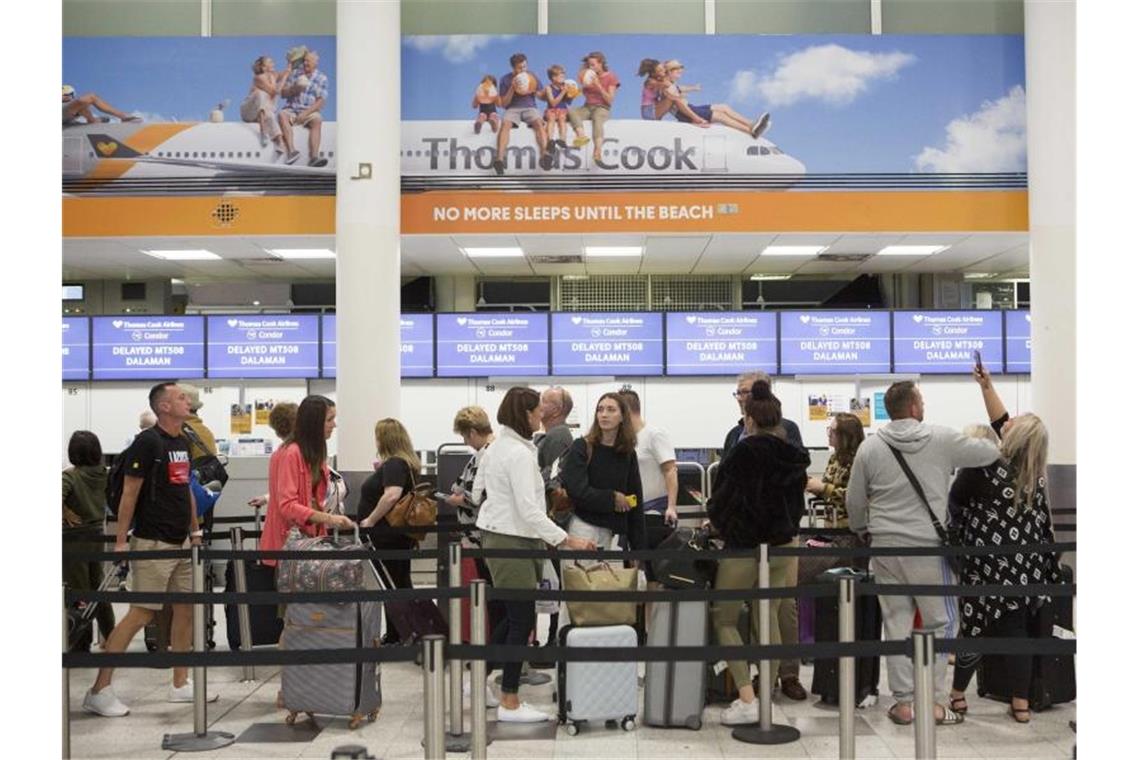 Check-In-Schalter des britischen Reisekonzerns Thomas Cook im Südterminal des Flughafens Gatwick. Die Bemühungen um Rettung des angeschlagenen britischen Touristikkonzerns Thomas Cook sind gescheitert. Rick Findler/PA Wire/dpa Foto: Rick Findler