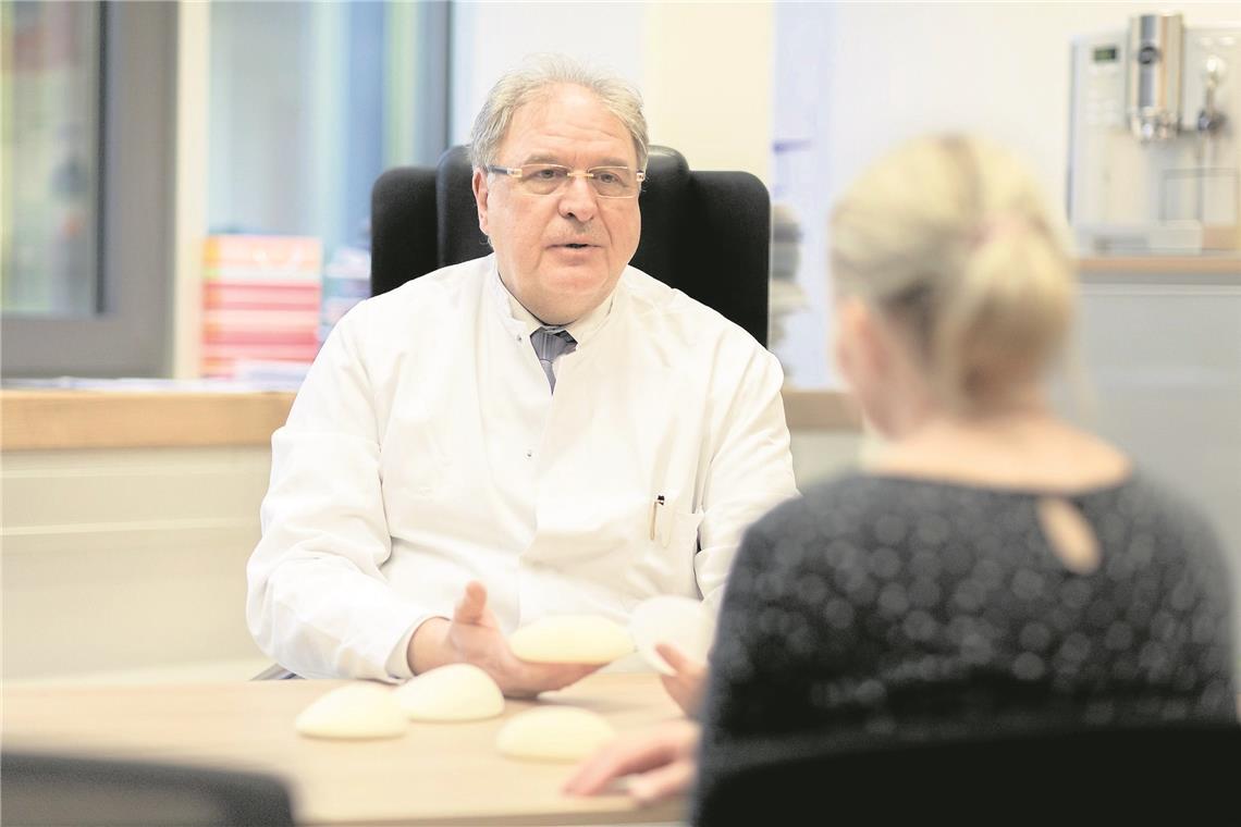 Neue Methode für Krebspatientinnen Chefarzt der Gynäkologie und Geburtshilfe der Rems-Murr-Kliniken Hans-Joachim Strittmatter im Beratungsgespräch zum Brustaufbau nach einer Krebsoperation. Foto: Rems-Murr-Kliniken