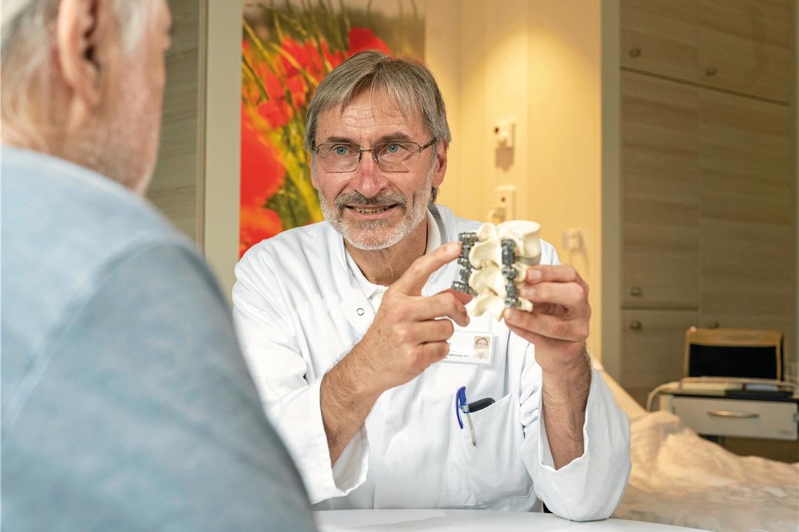 Chefarzt Jürgen Nothwang erklärt dem Patienten in der Wirbelsäulensprechstunde, wo es klemmt. Foto: RMK