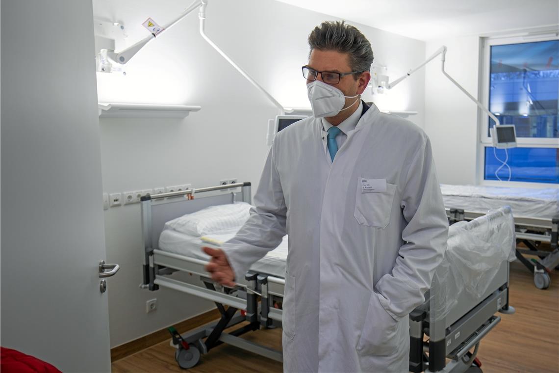 Neue Infektionsstation mit 72 Betten Chefarzt Professor Steffen Kunsch hat ein Team von über 50 spezialisierten Mitarbeitern hinter sich. Fotos: A. Becher