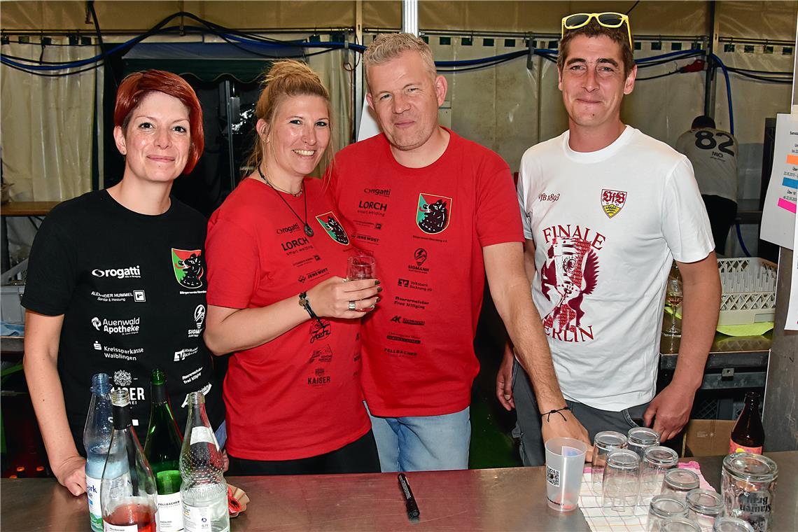 Cheforganisator Gabel (rechts im Pokalshirt) mit seiner Crew. Die Ebersberger Po...