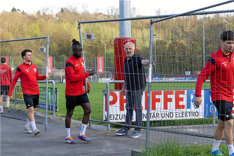 Cheforganisator Uli Schäufele und die TSG sind mächtig gefordert, um für den Pokalknaller gegen Großaspach gerüstet zu sein. Auch die Oberliga-Fußballer wie Giuliano Greco, Will Jorge des Sousa Carvalho und Lorenz Ender (von links) packen mit an. Foto: Alexander Becher
