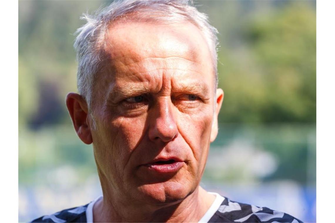 Cheftrainer Christian Streich geht über den Trainingsplatz neben dem Schwarzwaldstadion. Foto: Philipp von Ditfurth/dpa