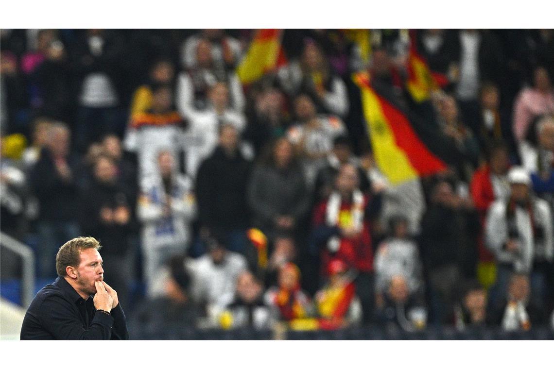 Bilder des Tages Cheftrainer Julian Nagelsmann pfeift beim Spiel gegen Luxemburg in Sinsheim.
