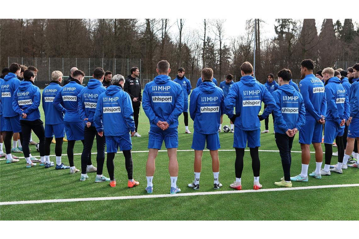 Cheftrainer Marco Wildersinn bei der ersten  Ansprache vor der Mannschaft auf dem Platz.