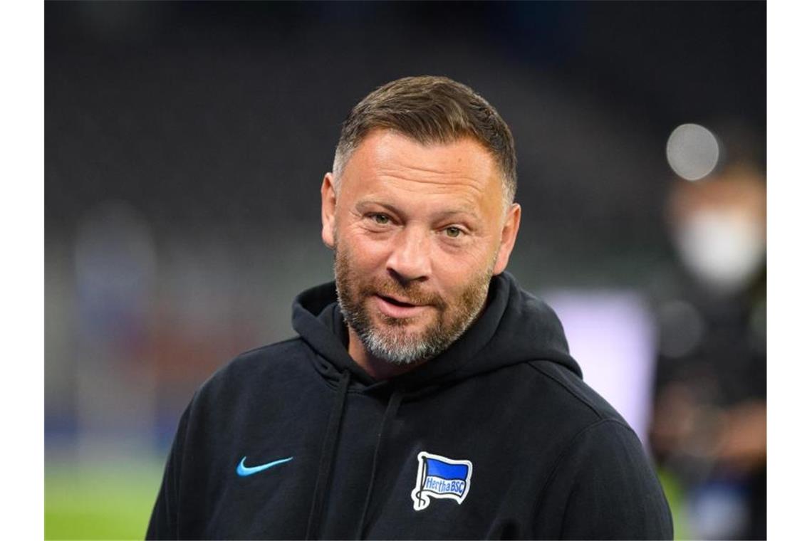 Cheftrainer Pal Dardai von Hertha lächelt vor Spielbeginn. Foto: Soeren Stache/dpa-Zentralbild/dpa/Archivbild