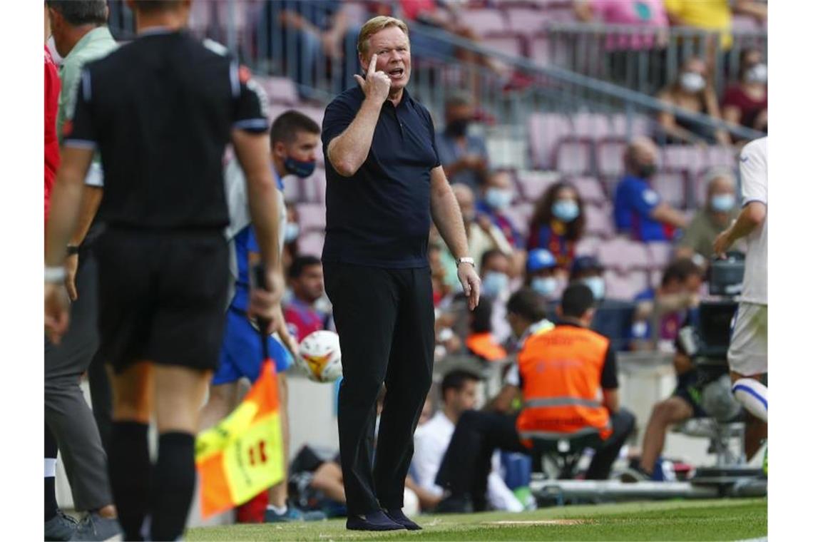 Cheftrainer Ronald Koeman steht in Barcelona in der Kritik. Foto: Joan Monfort/AP/dpa