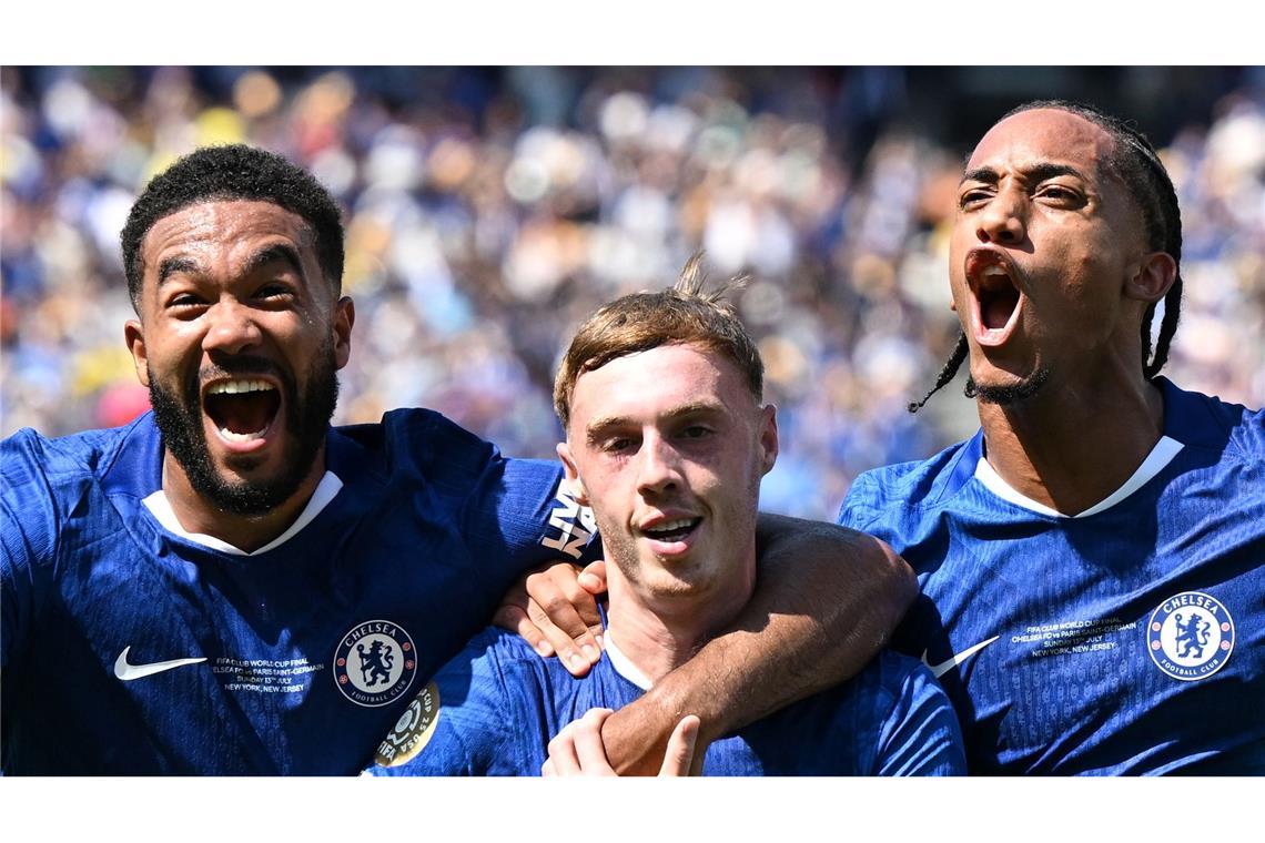 Trump irritiert Chelseas Champions auf dem Siegerpodest Chelsea-Jubel nach dem zweiten Treffer von Cole Palmer (M) mit Kapitän Reece James und Stürmer João Pedro, der später das 3:0 erzielte.
