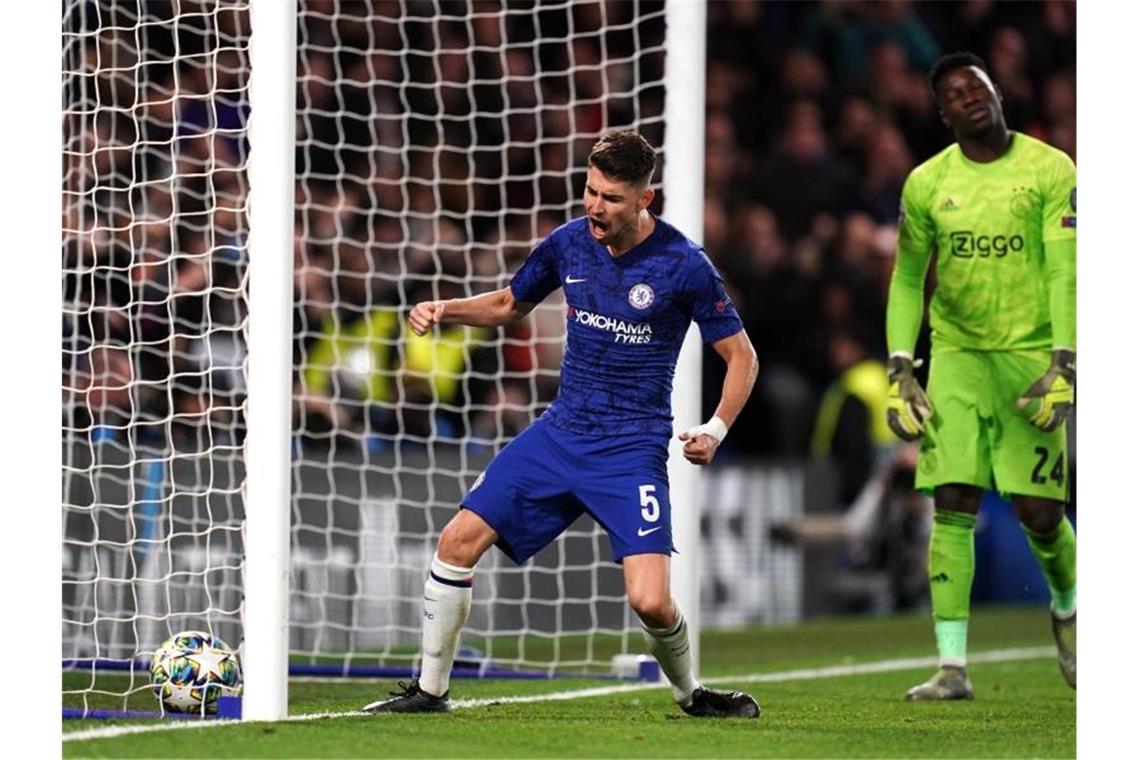Verrücktes 4:4 in London - Fußball-Fan Zverev staunt Chelsea-Profi Jorginho feiert seinen Treffer zum zwischenzeitlichen 3:4. Foto: John Walton/PA Wire/dpa