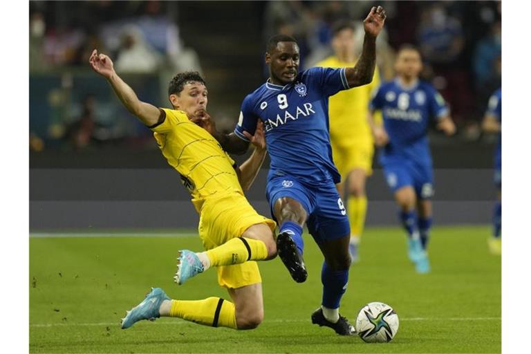 Chelseas Andreas Chistensen (l) kämpft mit Odion Ighalo von Al Hilal um den Ball. Foto: Hassan Ammar/AP/dpa