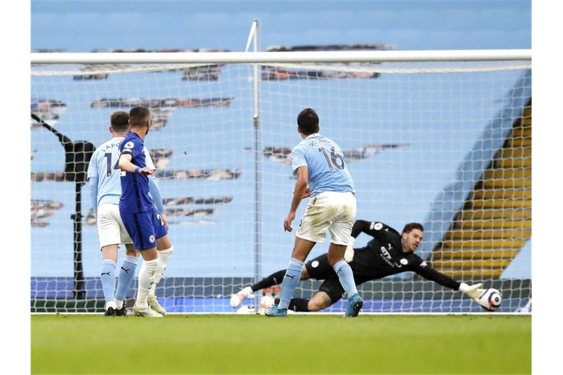 Chelseas Hakim Ziyech (2.v.l.) erzielt das erste Tor seiner Mannschaft gegen Manchester City. Foto: Martin Rickett/PA Wire/dpa