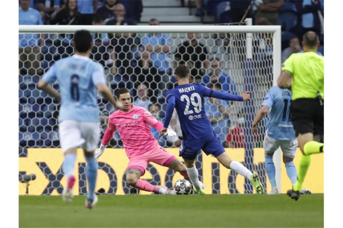 Finalsieg für Tuchel und DFB-Trio - Guardiola entzaubert Chelseas Kai Havertz (M) geht an Citys Schlussmann Ederson vorbei und erzielt den Führungstreffer für seine Mannschaft. Foto: Manu Fernandez/POOL AP/dpa