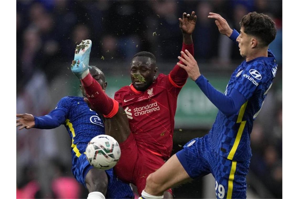 Ligapokal für Klopp: Liverpool gewinnt Kracher gegen Chelsea Chelseas Kai Havertz (r) im Duell mit Naby Keita (M) vom FC Liverpool. Foto: Alastair Grant/AP/dpa