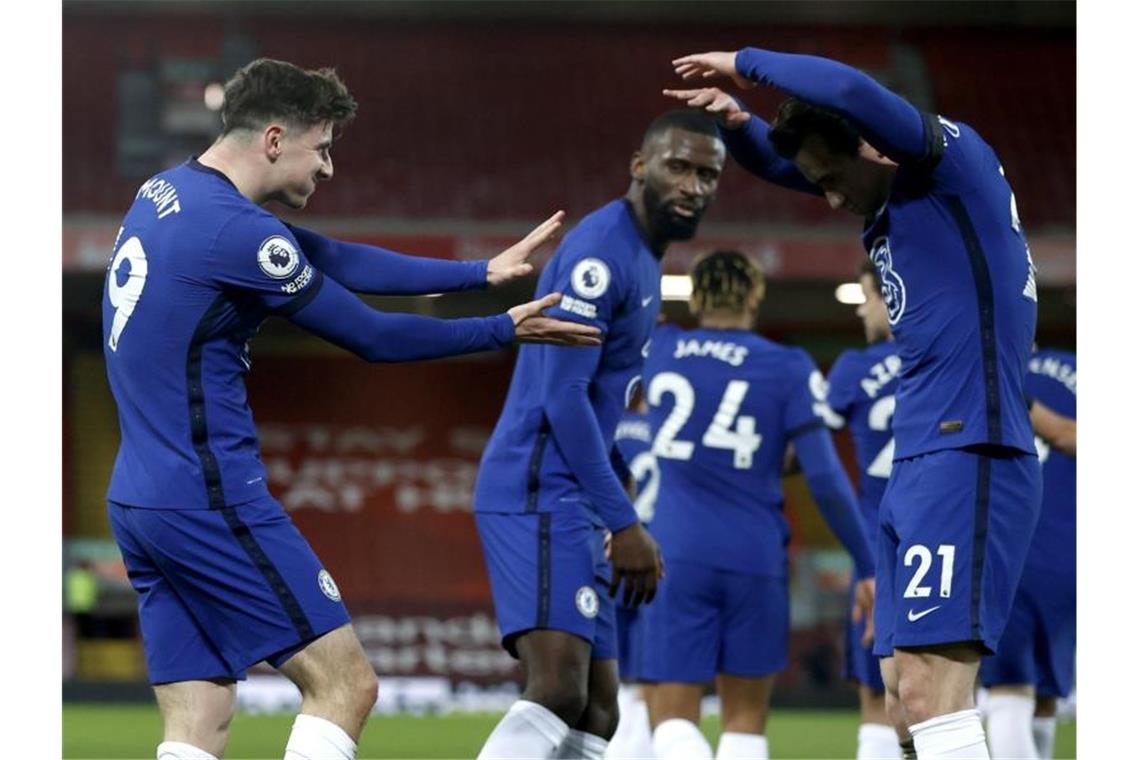 Chelseas Mason Mount (l) feiert mit seinen Teamkollegen Antonio Rüdiger (M) und Ben Chilwell (r) das 1:0 gegen den FC Liverpool. Foto: Phil Noble/PA Wire/dpa