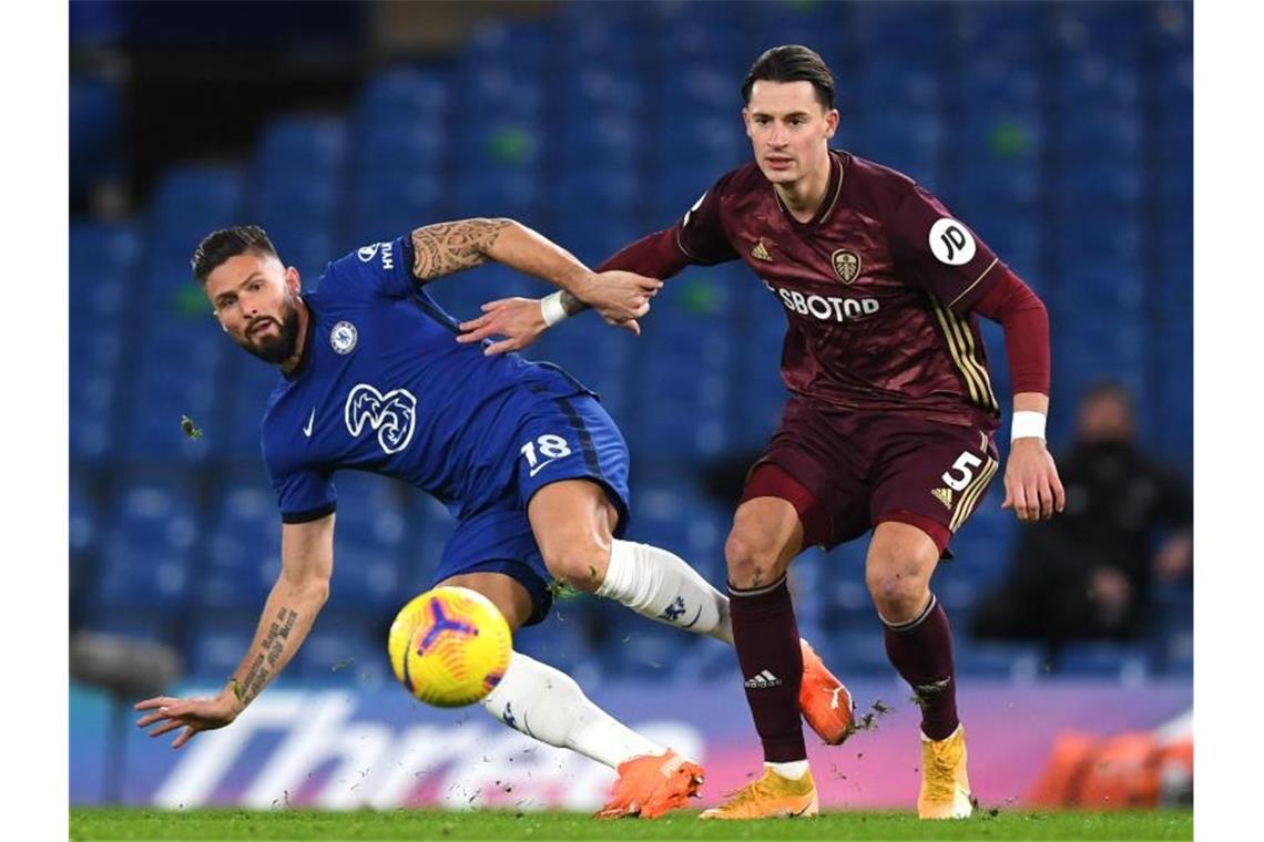 Chelseas Olivier Giroud (L) und Robin Koch von Leeds United kämpfen um den Ball. Foto: Daniel Leal-Olivas/PA Wire/dpa