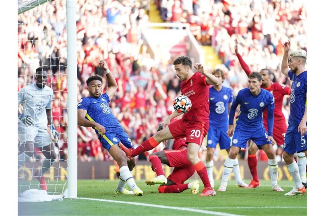 Liverpool und Chelsea mit Remis - Man City überrollt Arsenal Chelseas Reece James (2.v.l) spielt auf der Torlinie Handspiel, was zu einer roten Karte und einem Elfmeter für Liverpool führt. Foto: Mike Egerton/PA Wire/dpa