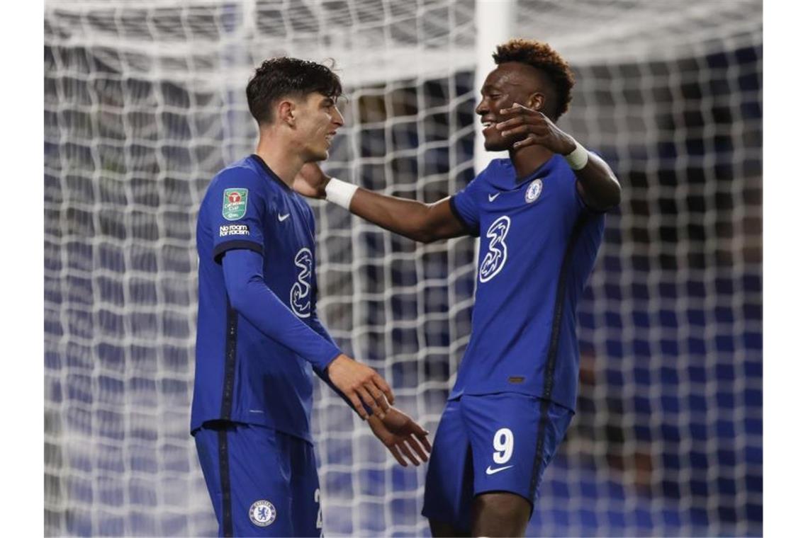 Chelseas Tammy Abraham (r) gratuliert Kai Havertz zum Hattrick. Foto: Neil Hall/POOL EPA/AP/dpa