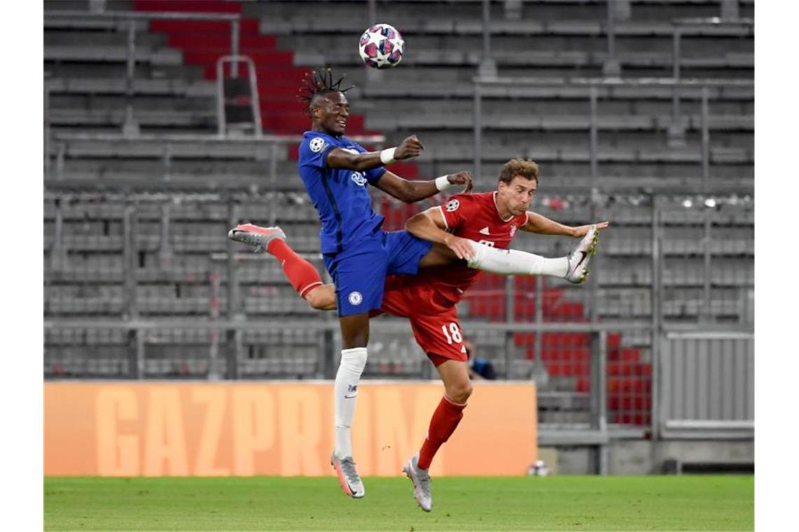 Chelseas Tammy Abraham und Münchens Leon Goretzka (r) kämpfen in der Luft um den Ball. Foto: Sven Hoppe/dpa