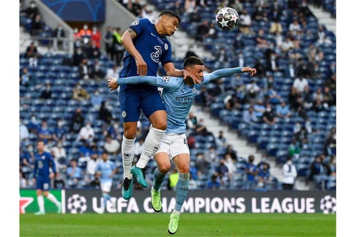 Chelseas Thiago Silva (l)entscheidet das Kopfballduell mit Manchester Citys Phil Foden klar für sich. Foto: Pierre Philippe Marcou/Pool AFP/AP/dpa