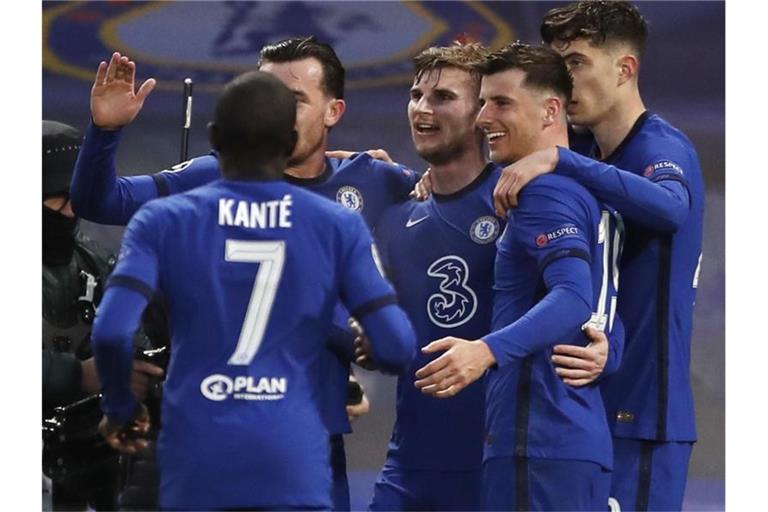 Chelseas Timo Werner (3.v.r) feiert mit seinem Teamkollegen sein Tor zum 1:0. Foto: Alastair Grant/AP/dpa