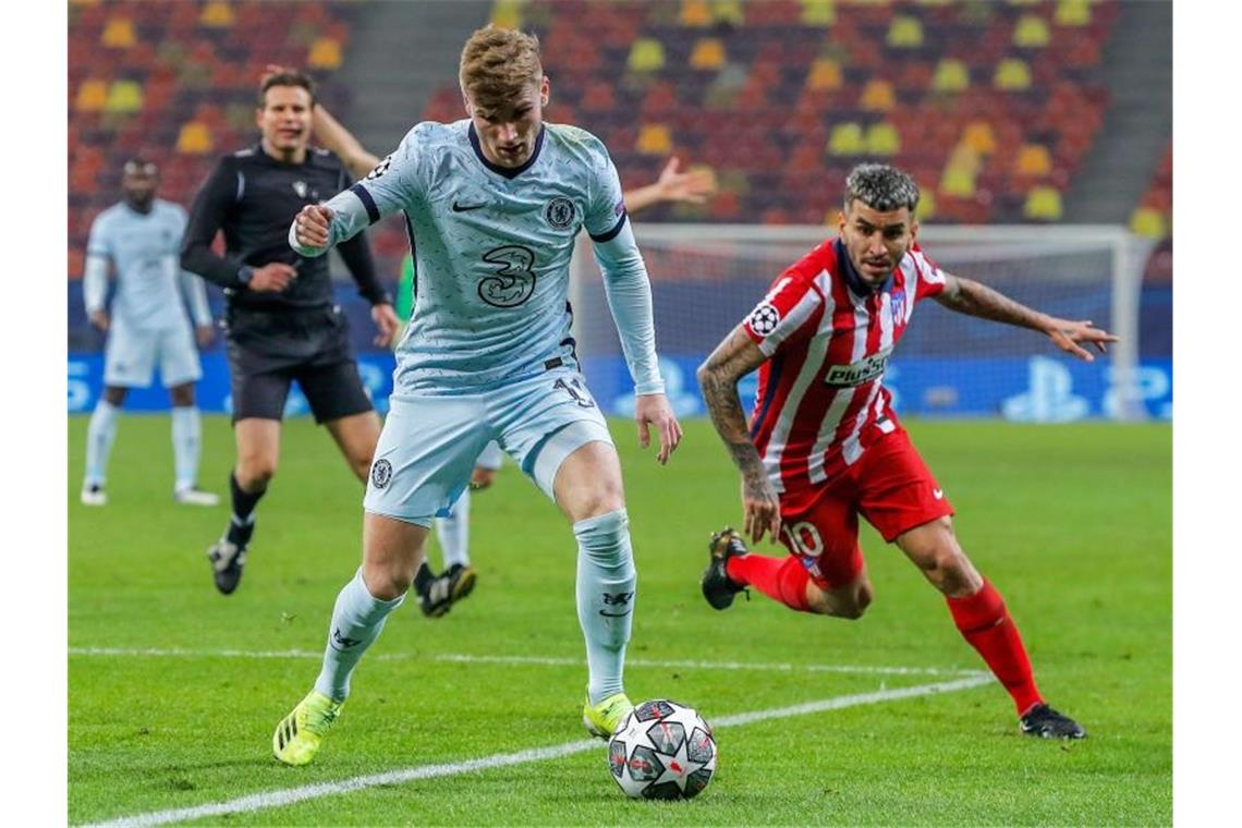 Chelseas Timo Werner (l) behauptet sich am Ball im Zweikampf gegen Angel Correa von Atlético Madrid. Foto: Vadim Ghirda/AP/dpa