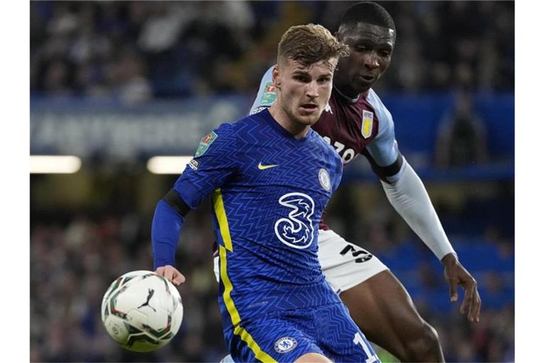 Chelseas Timo Werner (l) und Aston Villas Kortney Hause kämpfen um den Ball. Foto: Frank Augstein/AP/dpa