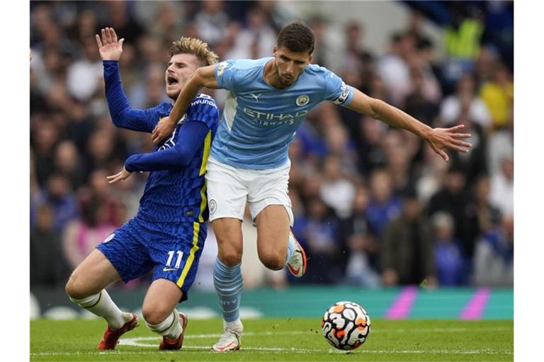 Chelseas Timo Werner (l) wird von Ruben Dias von Manchester City zu Fall gebracht. Foto: Alastair Grant/AP/dpa