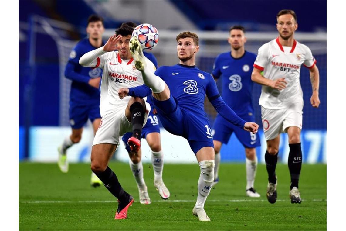 Dämpfer für PSG und Chelsea zum Start der Champions League Chelseas Timo Werner (M) spielt den Ball über seinen Gegenspieler. Foto: Glyn Kirk/PA Wire/dpa