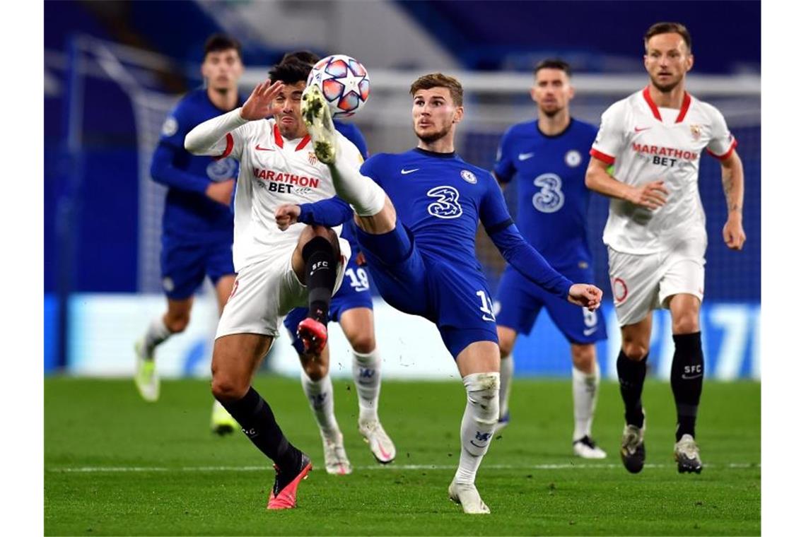 Chelseas Timo Werner (M) spielt den Ball über seinen Gegenspieler. Foto: Glyn Kirk/PA Wire/dpa