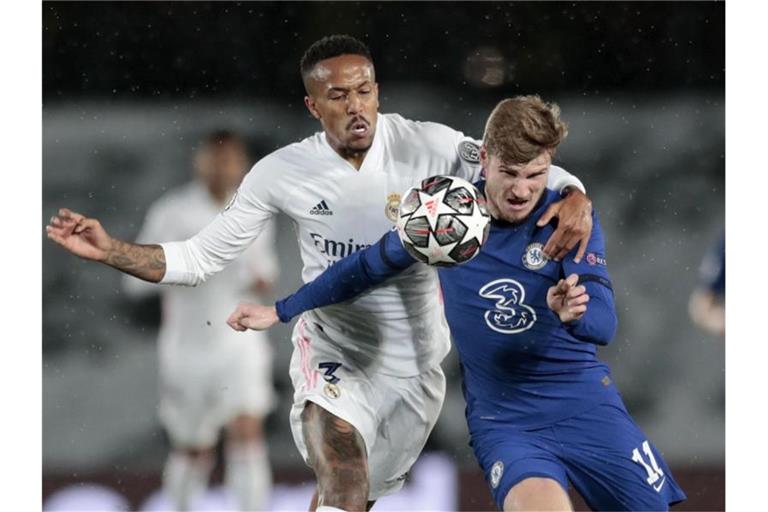 Chelseas Timo Werner (r) kämpft um den Ballbesitz gegen Real Madrids Eder Militao. Foto: Bernat Armangue/AP/dpa