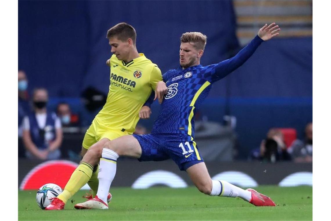 Chelseas Timo Werner (r) versucht Juan Foyth vom Ball zu trennen. Foto: Niall Carson/PA Wire/dpa