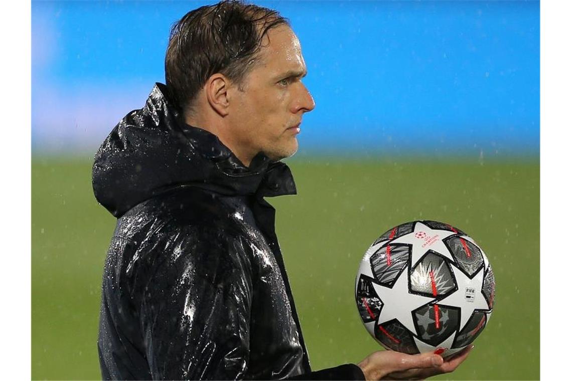 Chelseas Trainer Thomas Tuchel hält an der Seitenlinie abwartend den Spielball in der Hand. Foto: Isabel Infantes/PA Wire/dpa