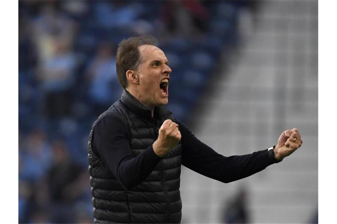 Chelseas Trainer Thomas Tuchel hingegen feiert den Führungstreffer durch Havertz emotional. Foto: Pierre Philippe Marcou/Pool AFP/AP/dpa
