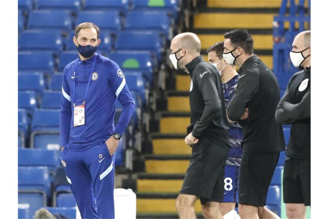 Chelseas Trainer Thomas Tuchel (l) vor dem Spiel gegen die Wolverhampton Wanderers. Foto: Frank Augstein/AP Pool/dpa