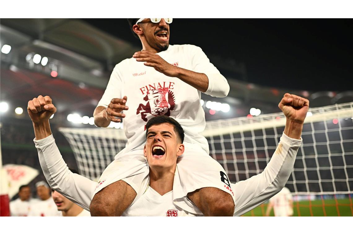 Chema Andres und Tiago Tomas vom VfB Stuttgart feiern nach dem Halbfinale im DFB-Pokal gegen den SC Freiburg den Sieg.