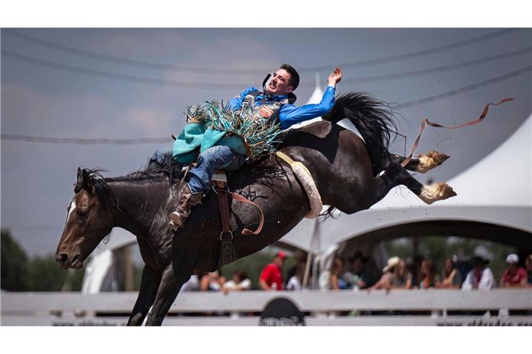 Cheyenne Frontier Days: Jess Pope im Bareback-Wettkampf