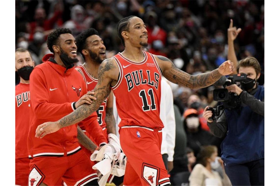 NBA: DeRozan erneut mit Siegtreffer in letzter Sekunde Chicago Bulls-Forward DeMar DeRozan (vorne) feiert seinen Siegtreffer. Foto: Nick Wass/FR67404 AP/dpa
