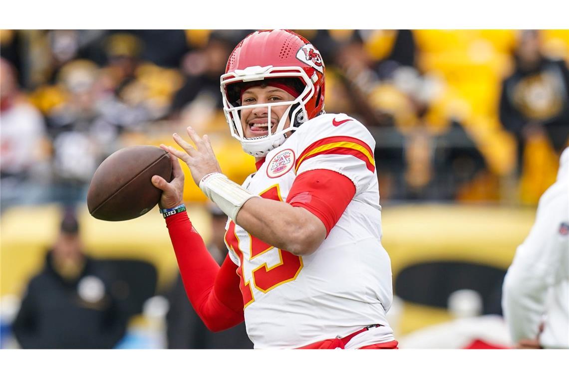 Quarterback-Star läuft bei Netflix-NFL-Premiere zu Rekord Chiefs-Quarterback Patrick Mahomes verbringt Weihnachten mit einem Football.