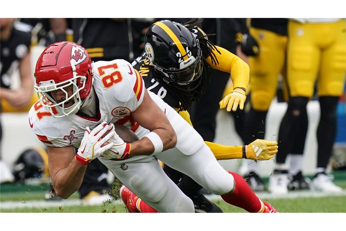 Quarterback-Star läuft bei Netflix-NFL-Premiere zu Rekord Chiefs Tight End Travis Kelce in Aktion.