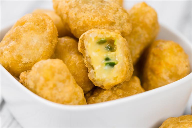 Chili Cheese Nuggets von JA! und GUT&GÜNSTIG sind vom Rückruf betroffen (Symbolbild).