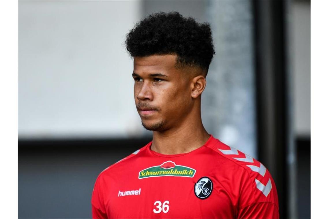 Jahn Regensburg leiht Chima Okoroji vom SC Freiburg aus Chima Okoroji kommt auf den Rasen. Foto: Patrick Seeger/Archivbild