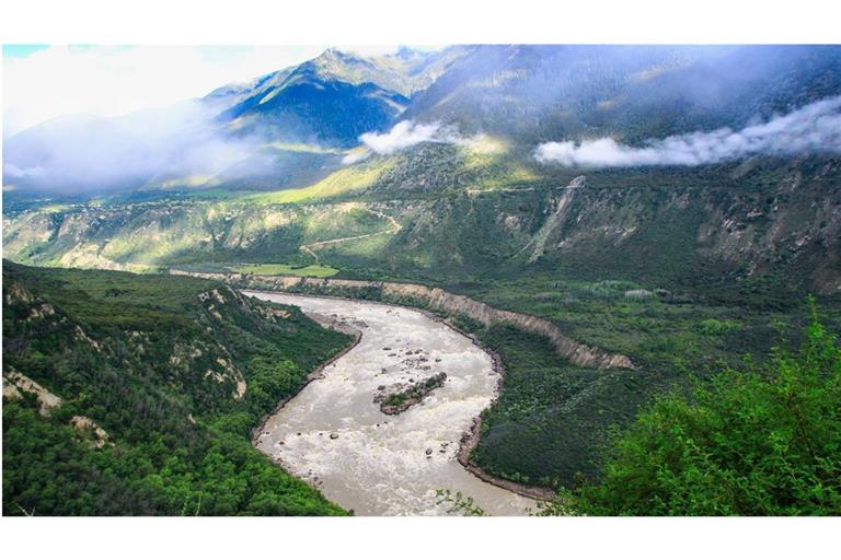 China baut in Tibet den gigantischen Mutuo-Staudamm – dreimal so groß wie der Drei-Schluchten-Damm. Während Peking Klimaschutz verspricht, warnen Kritiker vor Vertreibung, Umweltschäden und geopolitischen Risiken.