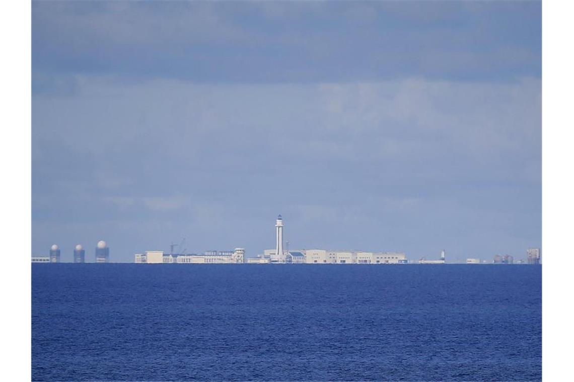 China schießt Raketen ins Südchinesische Meer China erhebt Territorialansprüche über weite Teile des Südchinesischen Meeres, wie etwa auf das Subi Riff (aufgenommen von der philippinisch beanspruchten Insel Thitu am 21.04.2017). Foto: Bullit Marquez/AP/dpa