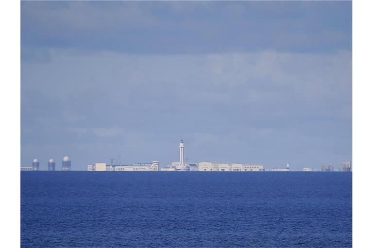 China erhebt Territorialansprüche über weite Teile des Südchinesischen Meeres, wie etwa auf das Subi Riff (aufgenommen von der philippinisch beanspruchten Insel Thitu am 21.04.2017). Foto: Bullit Marquez/AP/dpa