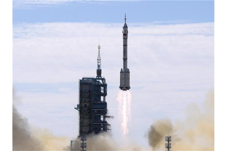 China hat die erste Drei-Mann-Besatzung zu seiner neuen Raumstation gestartet. Foto: Ng Han Guan/AP/dpa