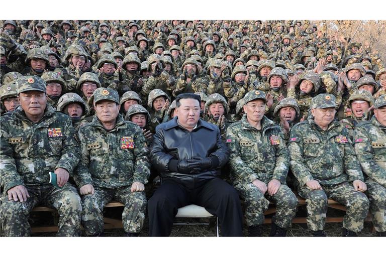China ist ein wichtiger Verbündeter der selbst ernannten Atommacht unter Machthaber Kim Jong Un (M.).